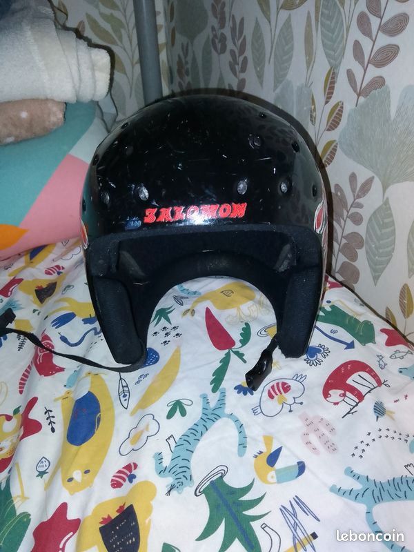 Un casque de moto de vélo et de trotinette (image 1)