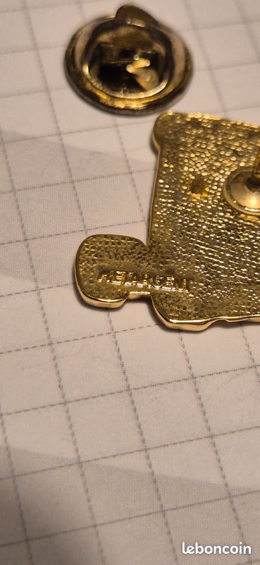 Pin's Camion Mercedes siglé METARGENT (image 3)