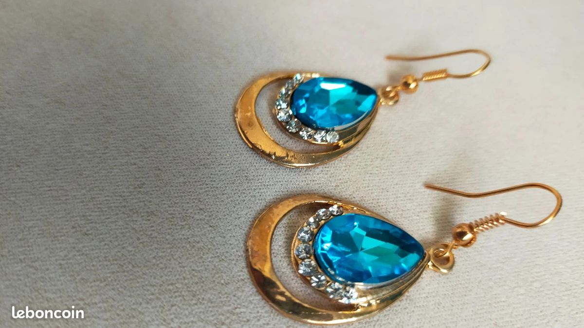 Boucles D'oreilles Argenté Avec Strass Turquoise Et Rouge - Superbes, Neuves Avec étiquettes