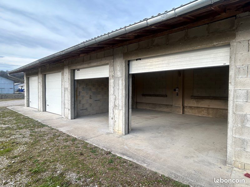 Box, garage fermé · à Neuville-sur-Ain · 240 €/mois