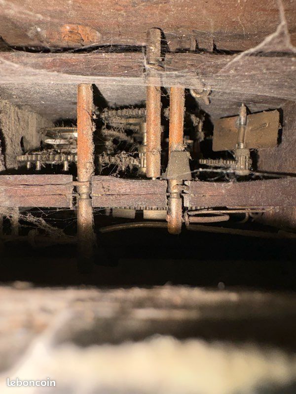 Ancienne horloge mécanique en bois – à restaurer ou pour pièces Ancienne horloge mécanique en bois, vendue en l’état, non fonctionnelle, idéale pour un amateur de restauration, un collectionneur ou p (image 3)