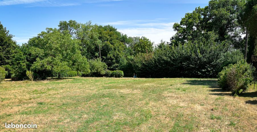 Terrain à bâtir de 1000 m² à CHAUMES-EN-RETZ (44) · 90 000 €