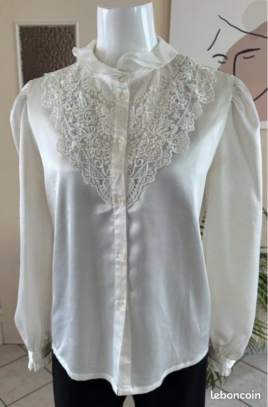 Chemise blouse romantique Lapland - Blanc cassé / Ivoire - Broderie dentelle perlée sequins S/M Satinée Comme neuve (image 7)