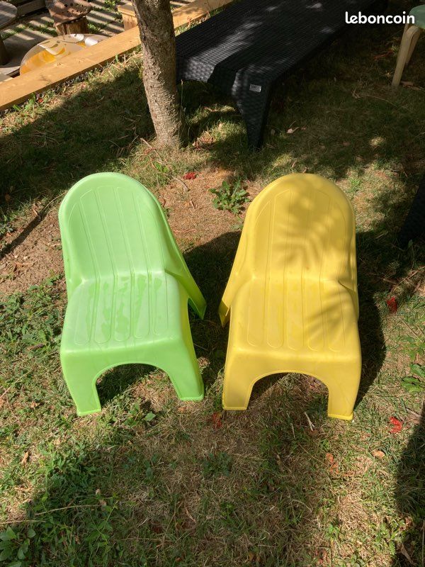 Lot deux petites chaises plastique enfant (image 1)
