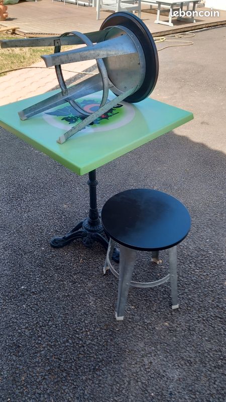 Table de bistro et ses tabourets (image 3)