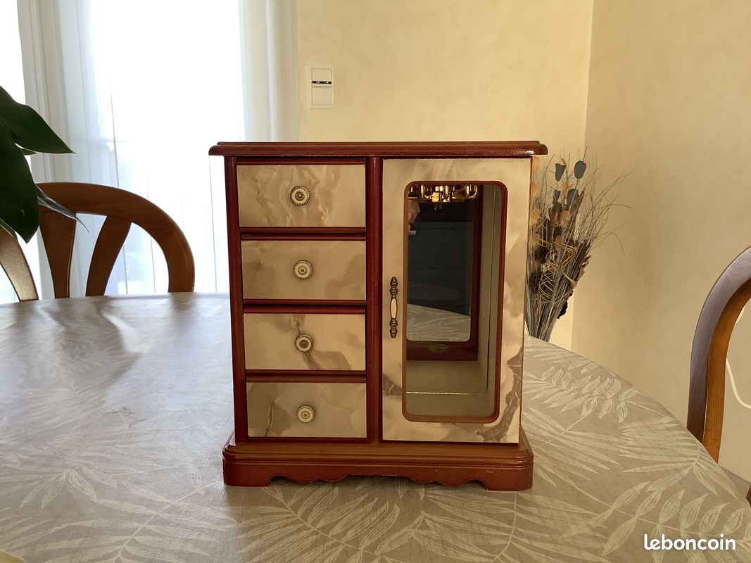 Boîte à Bijoux Vintage En Forme D'armoire – Occasion, Déco Rétro Et Pratique