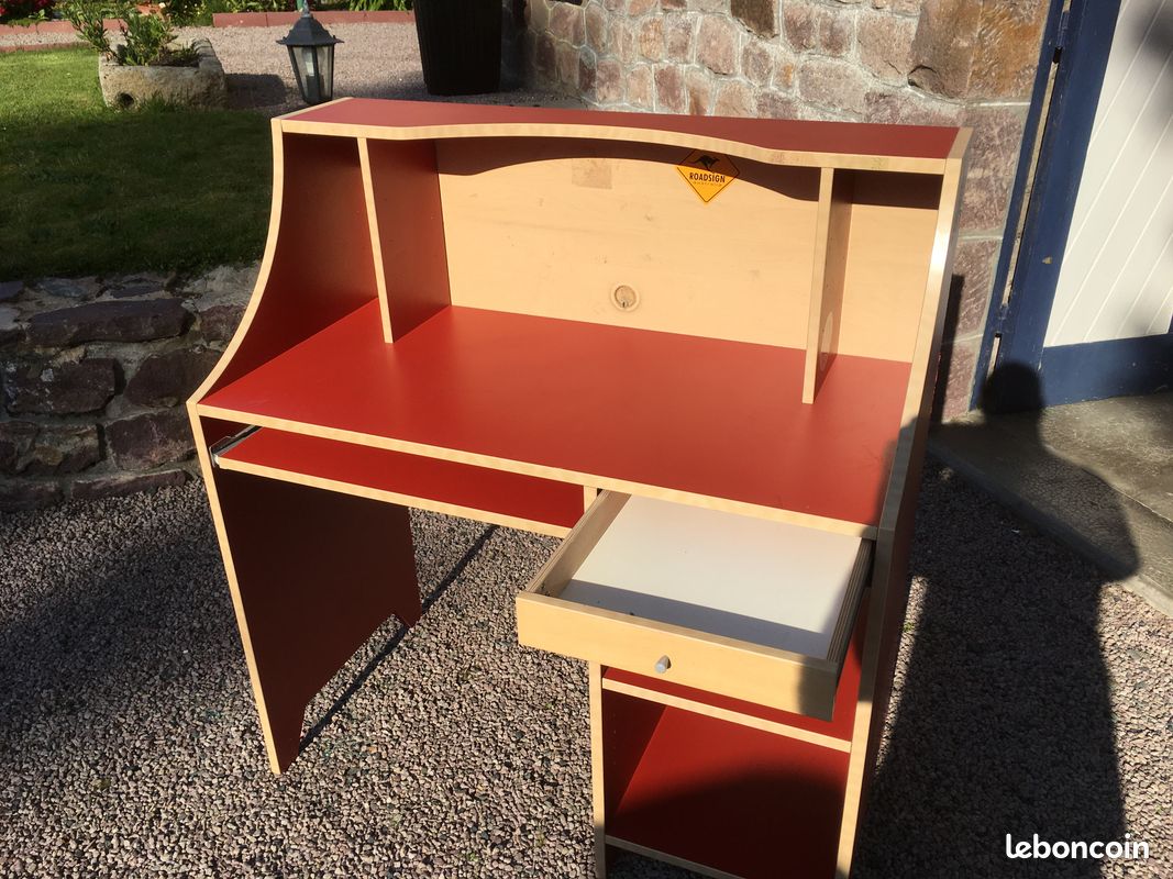 Beau Bureau Enfant ou Ado IKEA Très bon état (image 1)