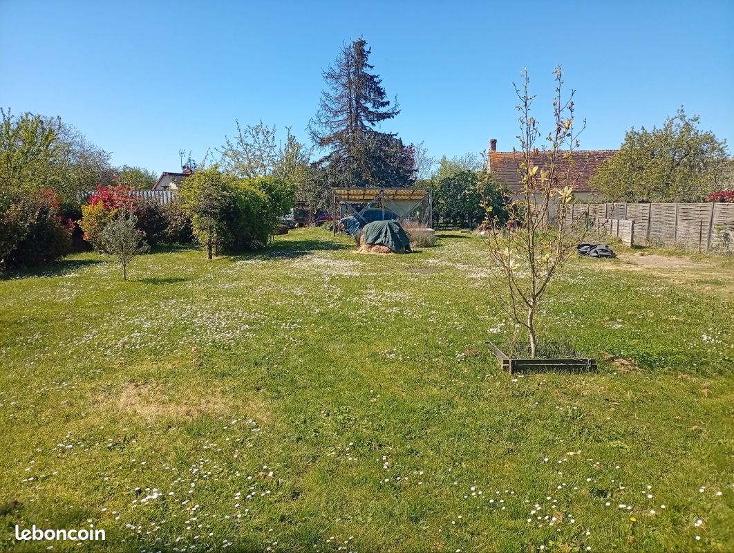 Terrain constructible · à Saint-Flovier · 27 500 €
