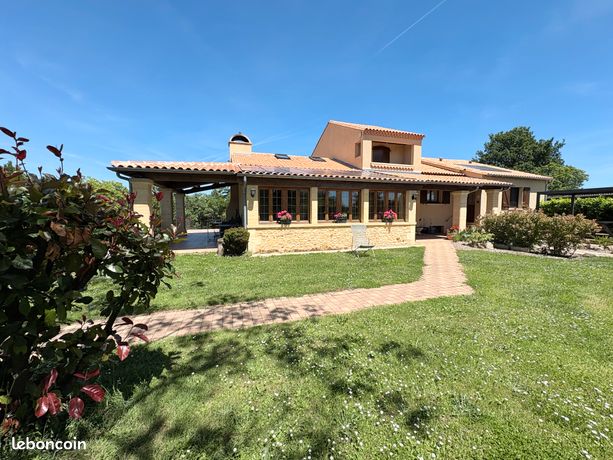 Propriété avec piscine et trois logements indépendants en Dordogne Périgord