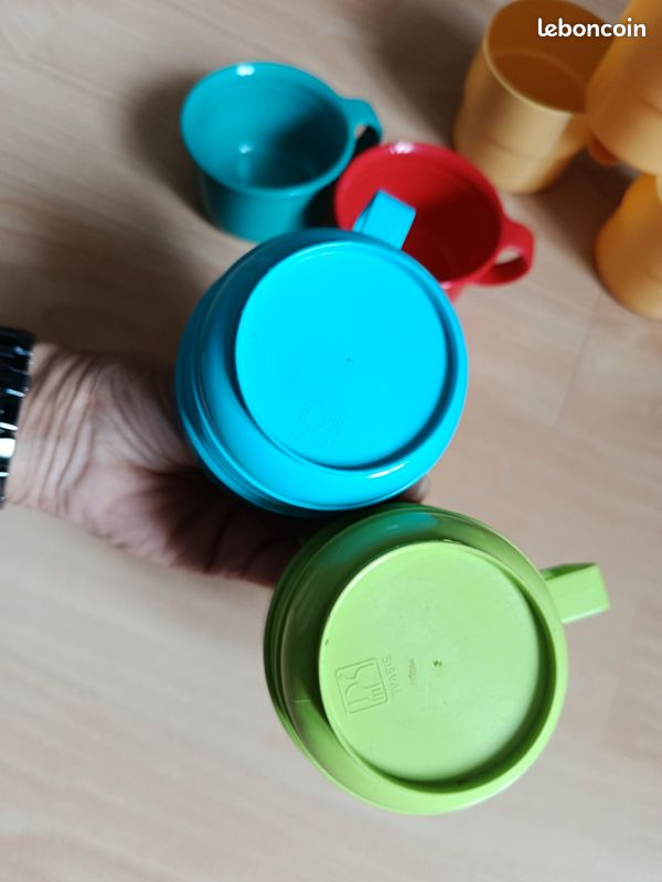 C’est collector ! : ces assiettes en verre coloré des années 70 que