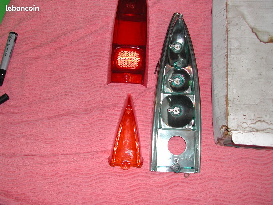 FEUX ARRIERRE Complet pour PEUGEOT 404 (image 2)