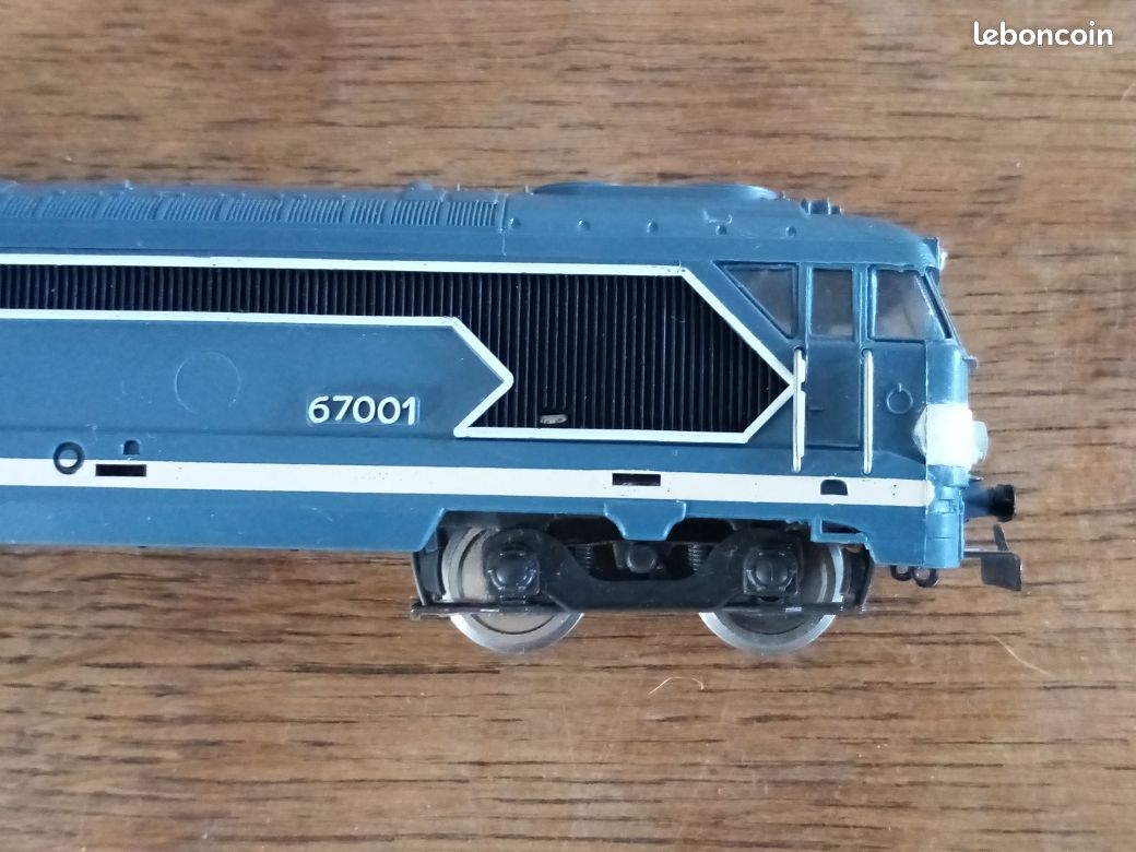 Locomotive électrique BB 12061, livrée bleue, interface numérique