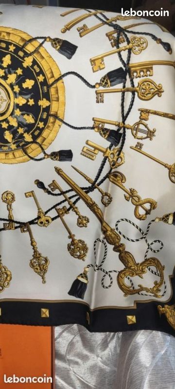 Carré Hermès en soie "Les Clés" – Noir et Or – Boîte d'origine (image 6)