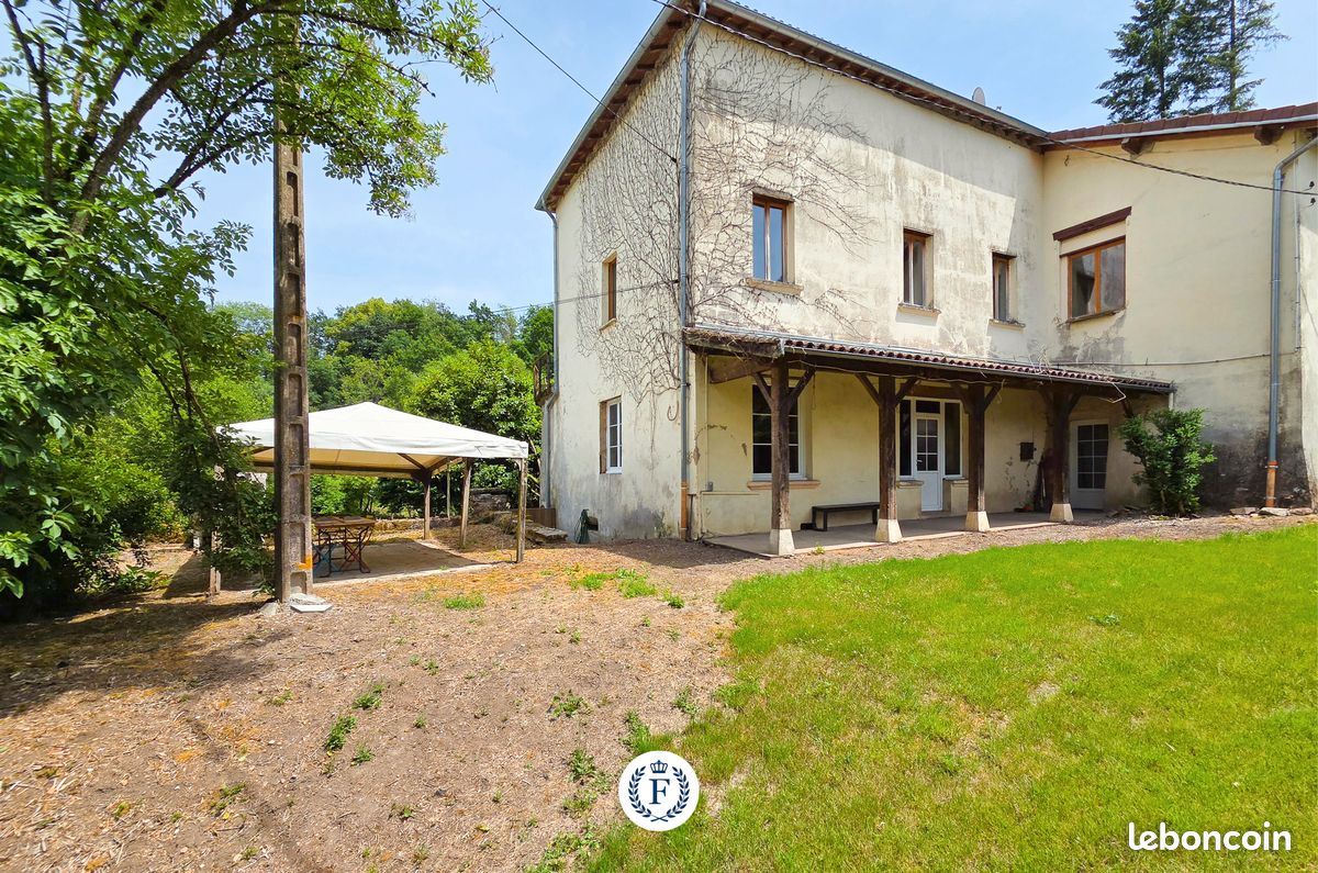 Maison 8 pièces 224 m² · à Deux-Grosnes · 224 m² · 250 000 €