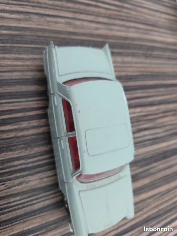 DINKY TOYS FRANCE - 553 - Peugeot 404 - Intérieur chocolat - En boite