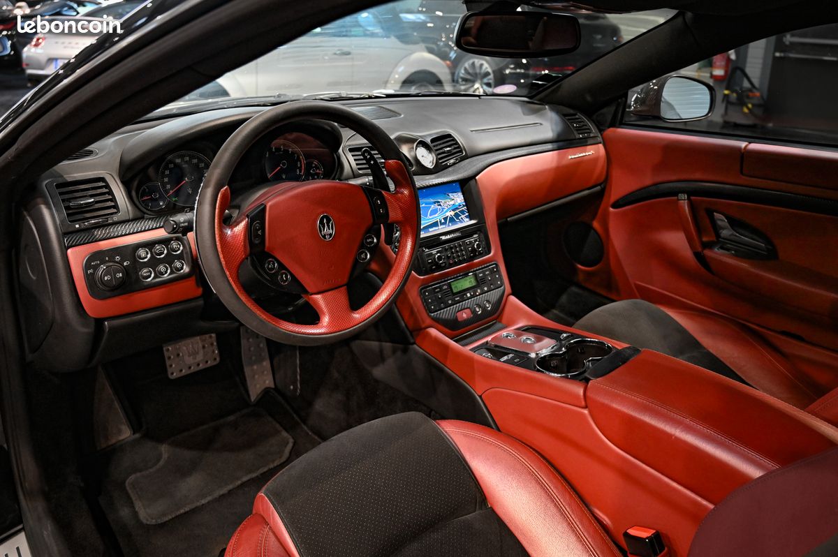 Maserati GranTurismo 4.7 V8 440ch MC-Shift F1 Phase 1 – Immat FR / Cuir Rouge / Alcantara Noir / Jantes Neptune 20’’ / Échappement Sport / Freins Brembo / Inserts Carbone / Navi (image 6)