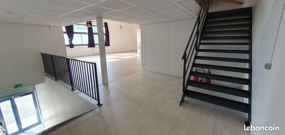 Local de bureaux 145m² + mezzanine + 5 parkings (image 3)