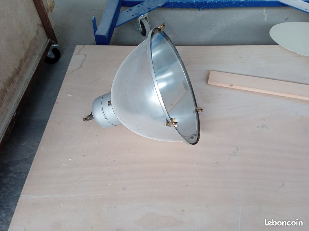 Lustre industriel (image 1)