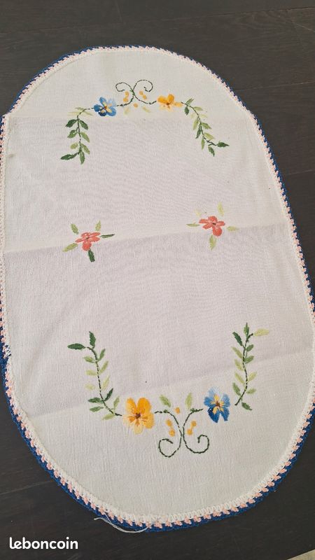 Lot de 2 napperons anciens brodés (image 3)