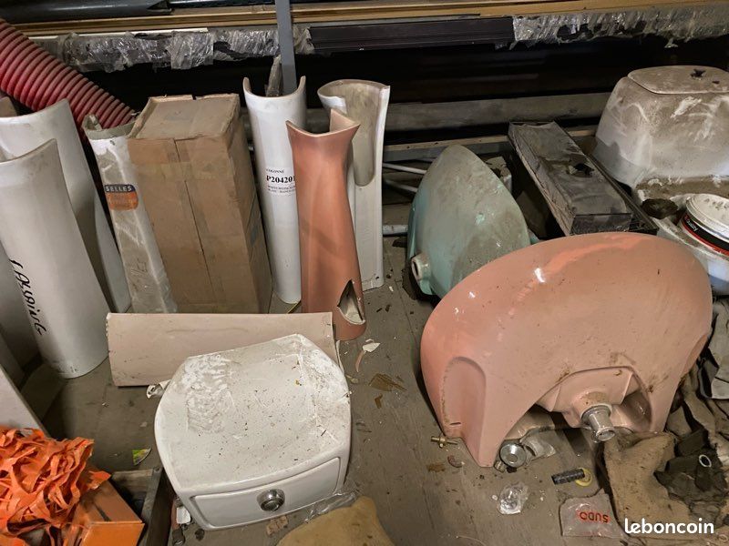 Divers équipements sanitaires anciens (image 2)