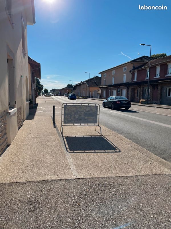 Barrière publicitaire autoportante avec pieds réglables (image 3)