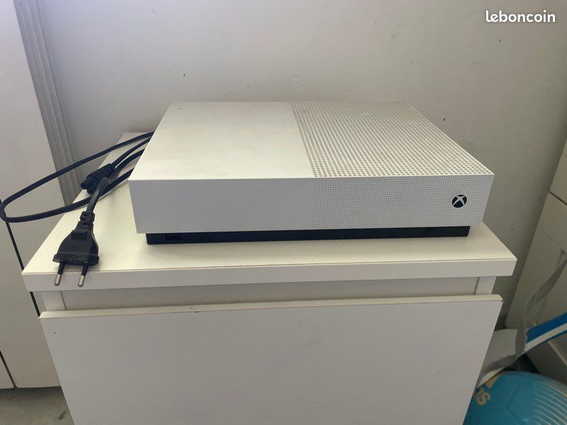 Nuove immagini per la Xbox One S Fortnite Special Edition