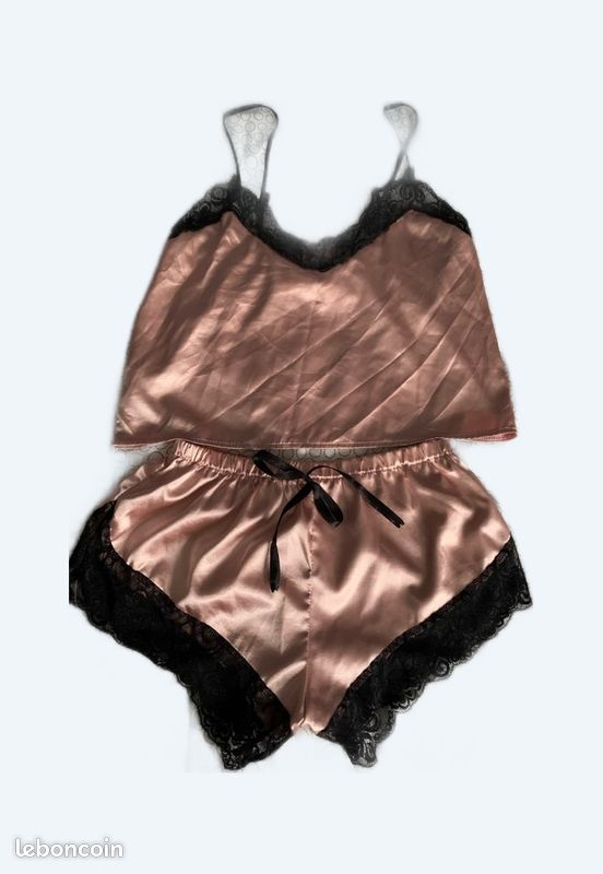 Ensemble lingerie rose et noir taille S marque Shein Vêtements