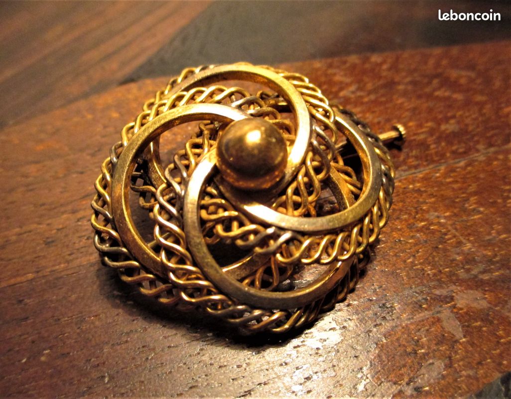 Broche Fantaisie Ancienne Ronde En Métal Doré - Diamètre 40 Mm - Occasion En Bon état