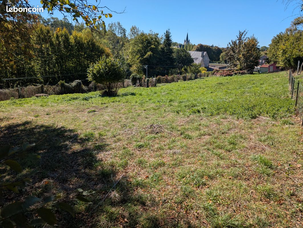 Terrain 1 051 m² à vendre – Vassy (Valdallière) – Potentiel constructible · 12 000 €