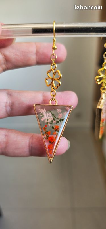 Boucles d'Oreilles Triangle en Résine et Fleurs Séchées - Finition Dorée - Bijou Floral Géométrique Fait Main - Style Bohème et Nature (image 9)
