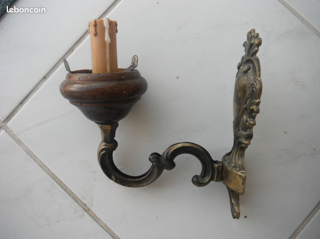 Ancienne applique murale en bronze et bois bougie globe en verre teinte (image 1)