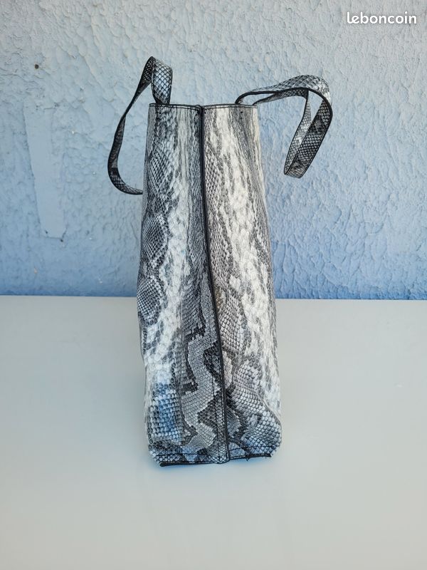 Sac à main avec sa pochette, simili cuir, effet peau de serpent, blanc gris noir (image 2)