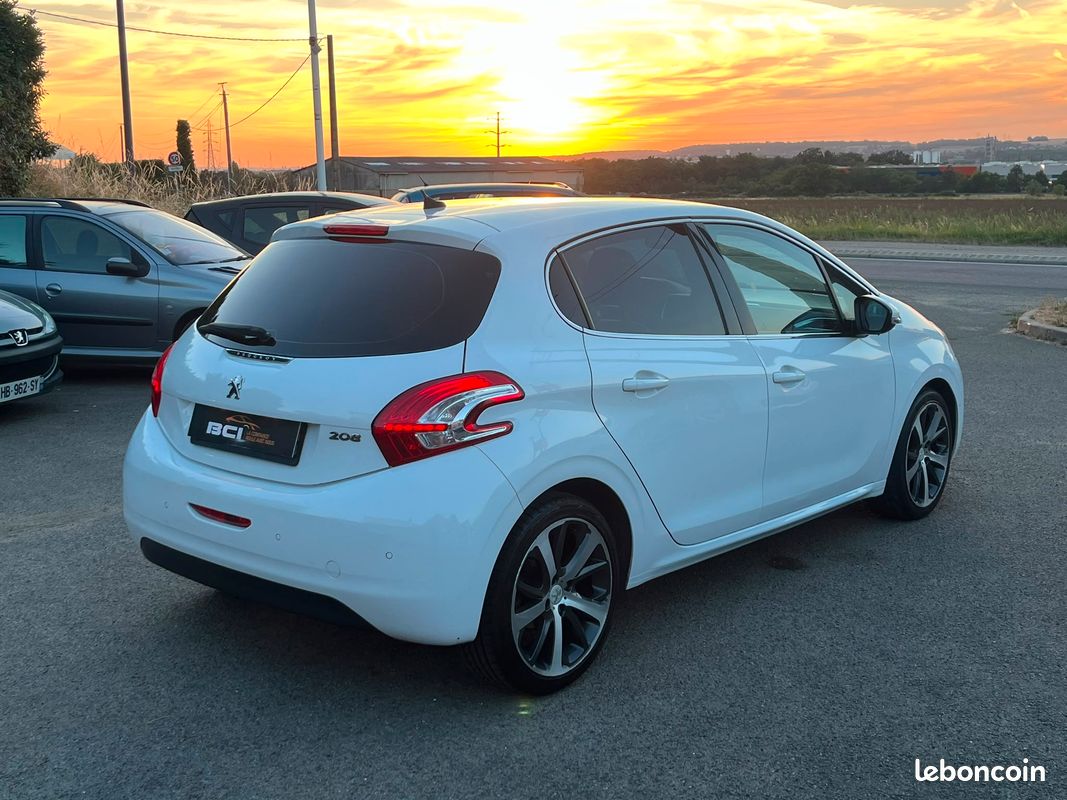 PEUGEOT 208 1.6 120cv Allure ( Crit’air 1 🟣- Intérieur Cuir ✅ - Sièges Chauffants ✅ - Garantie & Révisée ✅ ) (image 3)