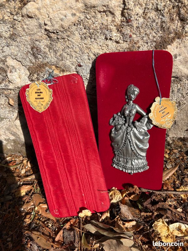 Lot de deux figurines en étain sur velours rouge (image 7)