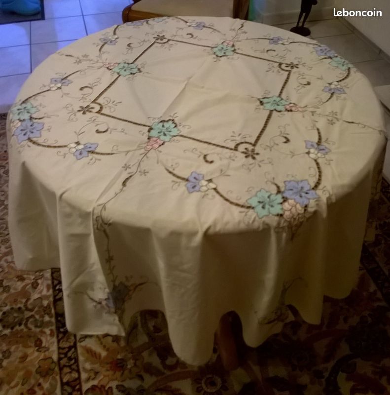 nappe ronde en lin et incrustations de dentelle - diamètre - Catawiki