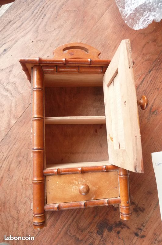 ancienne armoire de poupée,façon bambou en bois de 32 cm avec