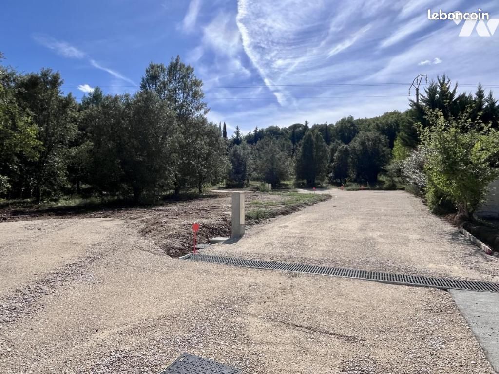Terrain 653 m² · à Saint-Julien-de-Peyrolas · 653 m² · 70 300 €