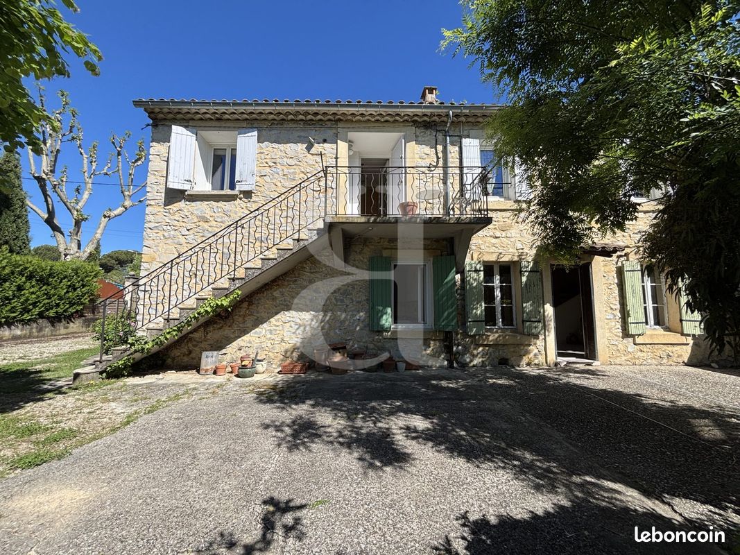 Maison 8 pièces 182 m² · à Vaison-la-Romaine · 182 m² · 380 000 €