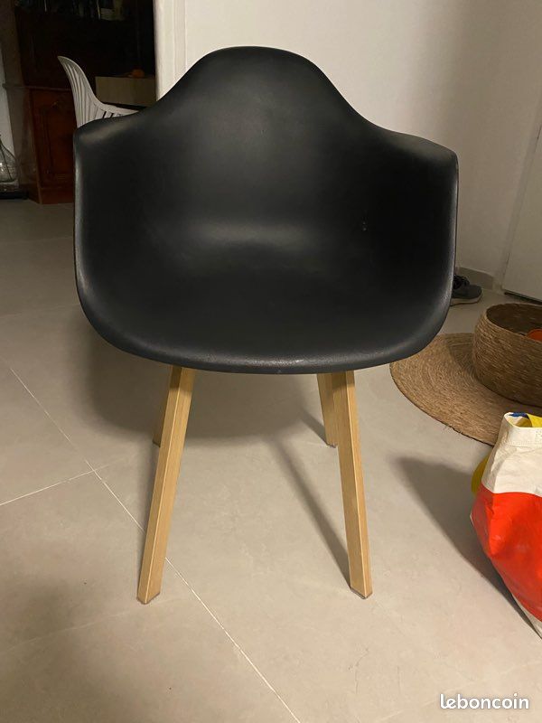 Vends 4 chaises noires avec pieds en fer (image 4)