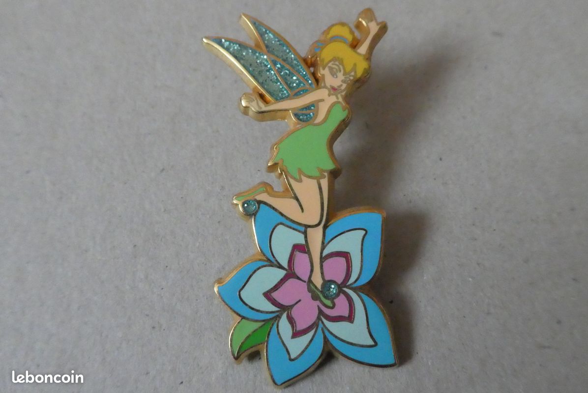 Pin's Clochette debout fleur bleue Disneyland Paris (image 1)