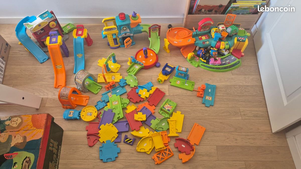 VTech Tut Tut Bolides – grand lot circuits garages + 8 véhicules (image 1)