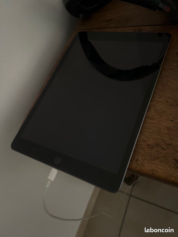 Apple IPad 8ème Génération – 32 Go – Gris – Wi-Fi – Smart Connector Endommagé