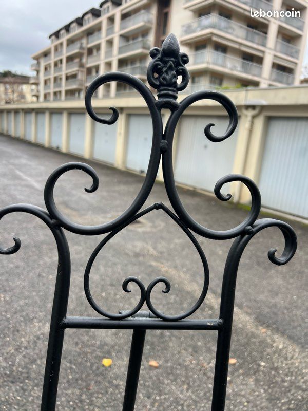 Chevalet blanc en fer forgé pour la présentation de vos tableaux