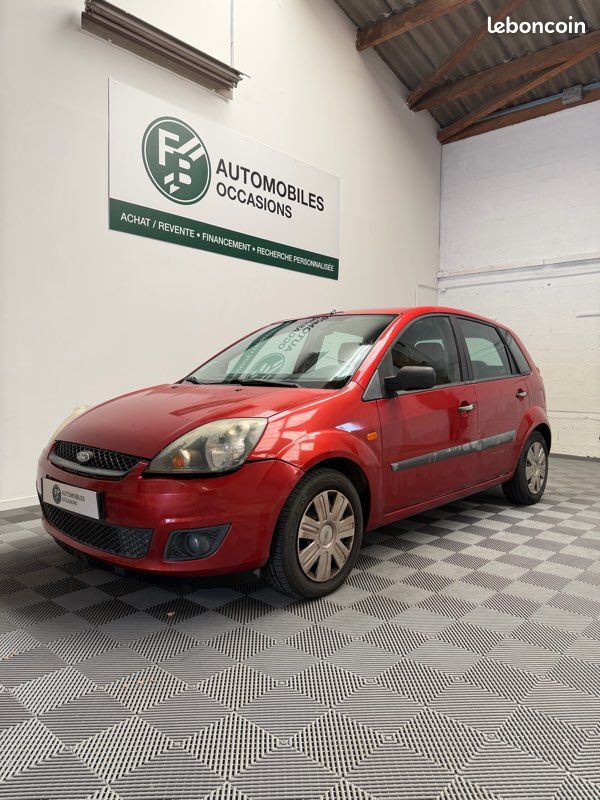 Ford Fiesta • 5 Portes • Essence • Climatisation (image 1)