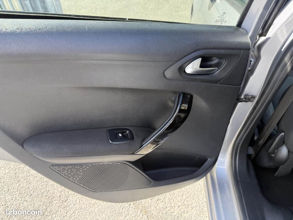 PEUGEOT 208 1.5 BlueHDi S&S - 100 Allure GPS + RADAR AR + CLIM (image 37)