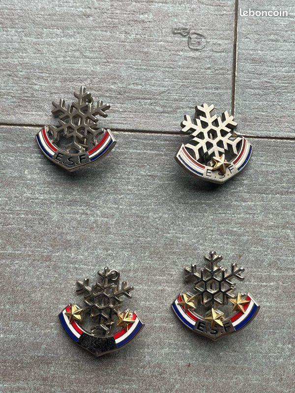 Lot De 3 Broches Et 1 Médaille - Occasion, Décoration Ou Collection