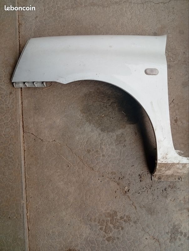 Aile Avant Gauche Pour Renault Clio II (1998-2001) – Référence MZ2, Occasion, état Moyen Avec Rayures