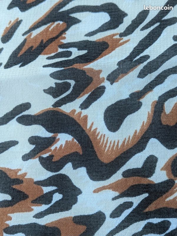 Foulard carré léopard marron et noir sur crème 98 /96 tbe (image 9)