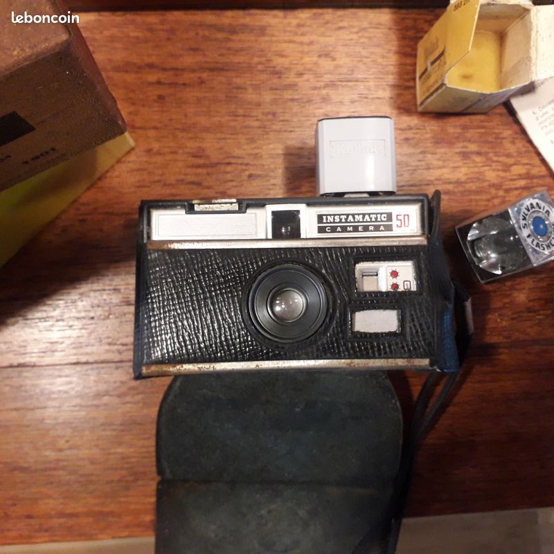 Appareil photo Kodak Instamatic 126 cartouche de film et découper sur un fond blanc Photo Stock - Alamy