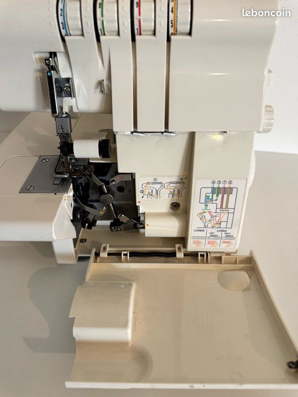 Surjeteuse Singer 14SH644 Ultralock 4 fils avec pédale (image 10)
